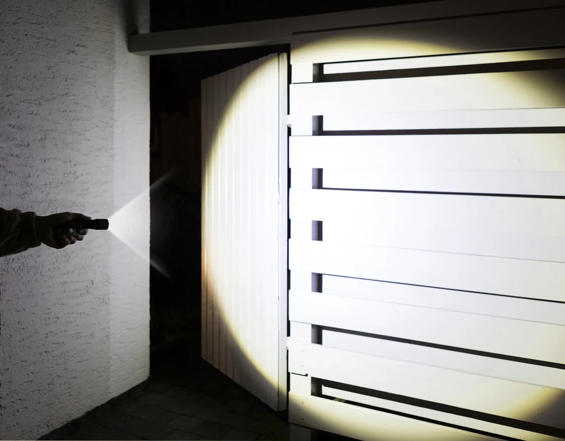 Aluminium Taschenlampe mit Zoom, 5 W Cree LED, spritzwassergeschützt nach IPX4 - 5