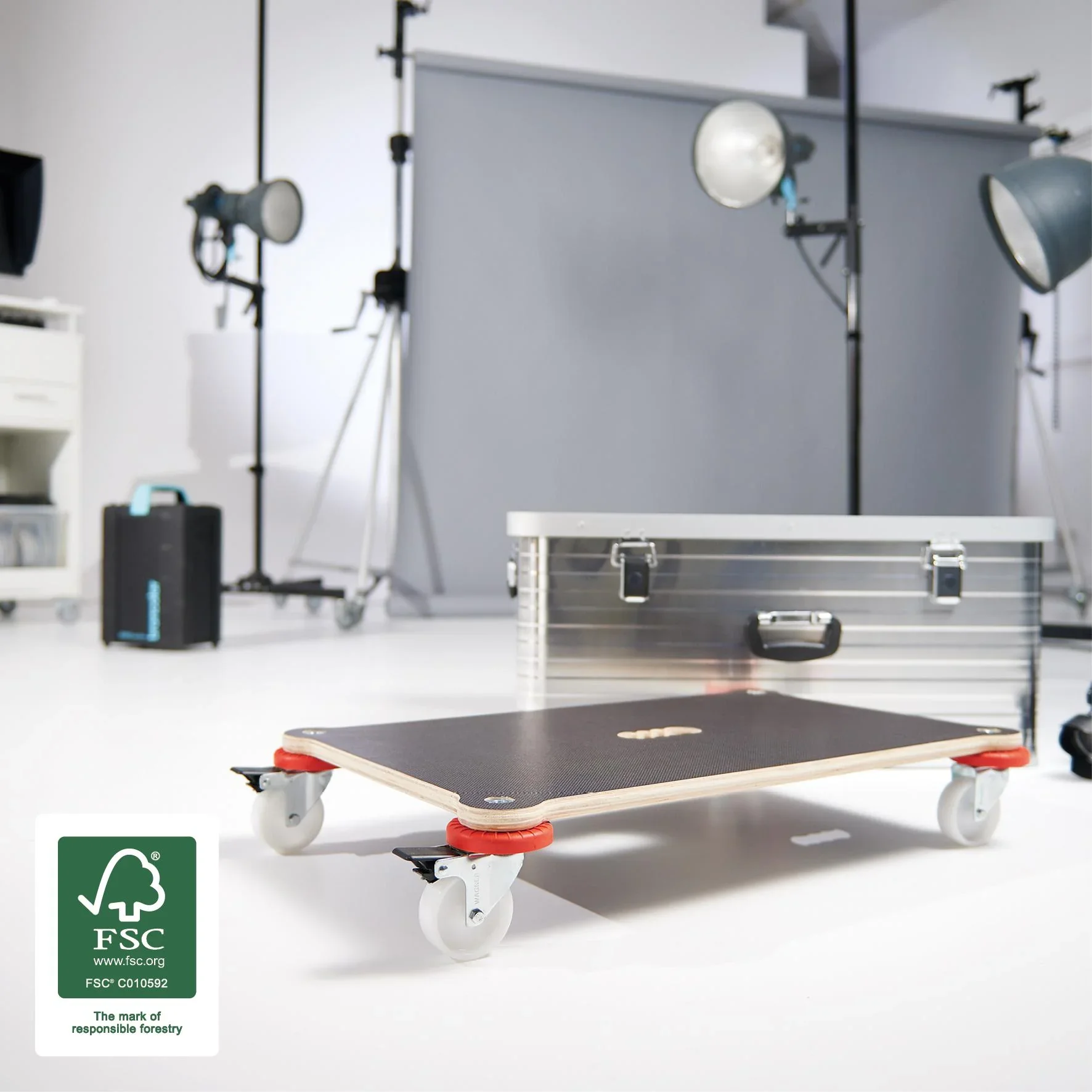 Transporthilfe MM 1375, 71 x 44 x 12,5 cm, harte Rollen Ø 75 mm, Gleitlager, 2 Bremsen, Platte FSC®, Tragkraft 200 kg - 0