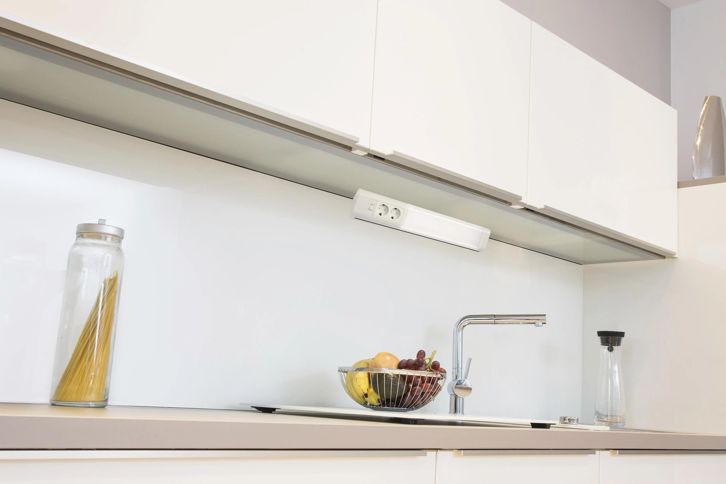 LED Unterbauleuchte in weiß mit 2 Steckdosen, 501mm - 0