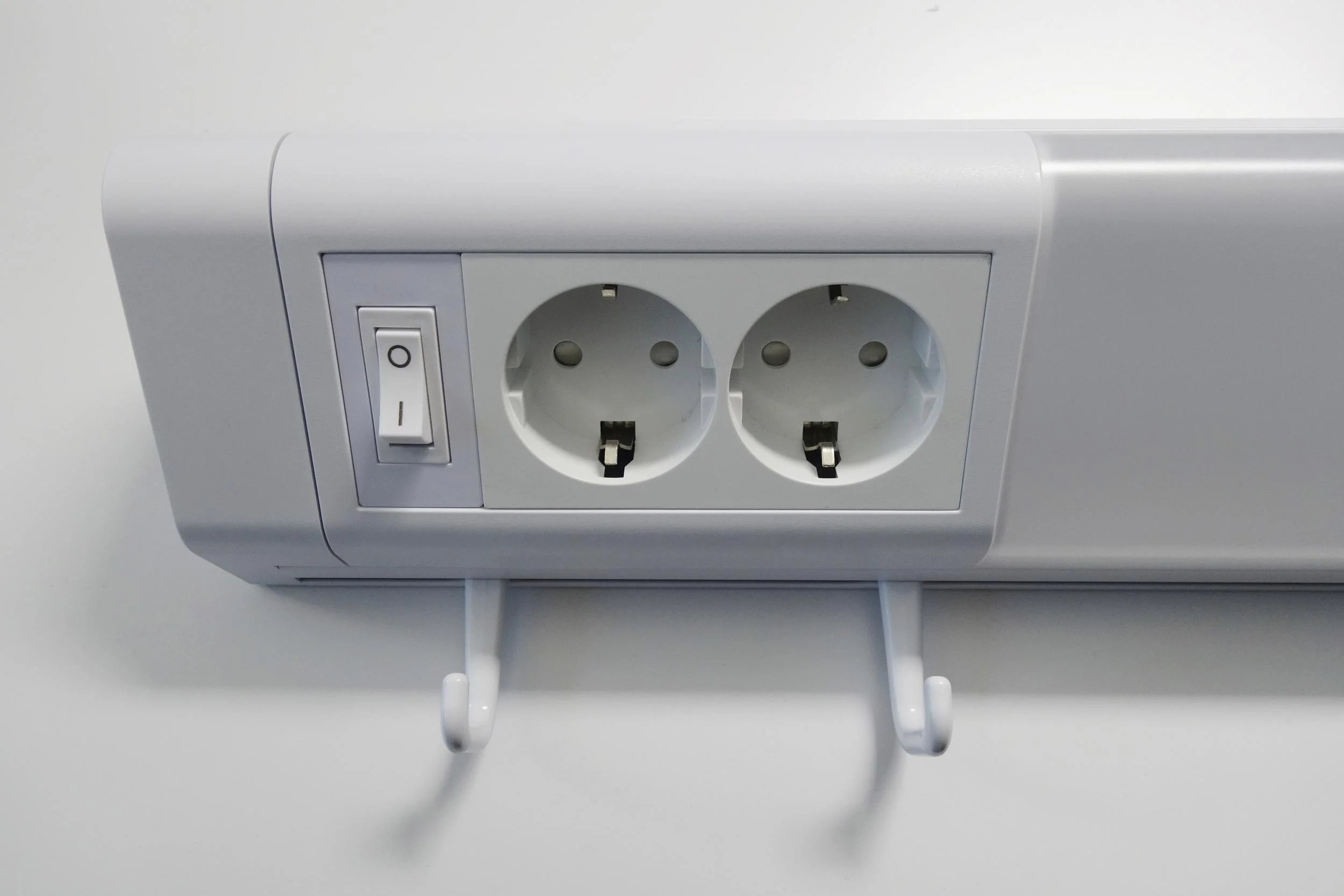 LED Unterbauleuchte in weiß mit 2 Steckdosen, 501mm - 1