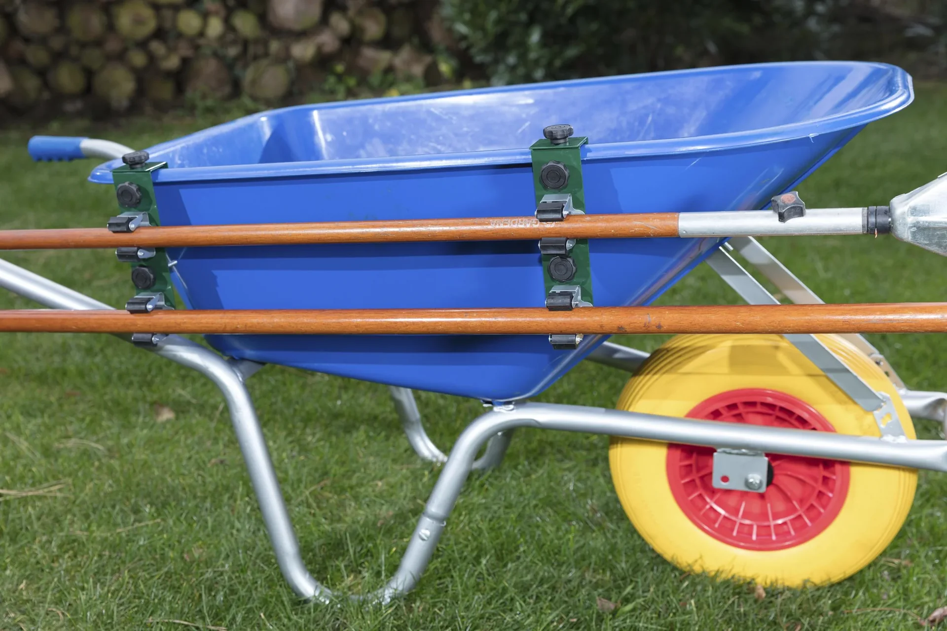 Gartengeräte Schubkarrenhalterung bis max. 50 mm Schubkarrenrandbreite, LxB 190x50 mm, Gewicht 590 g - 2