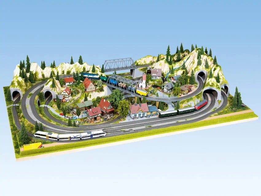Fertiggelände Mittenwald - 200 x 120 cm, ca. 41 cm hoch, Spur H0,TT, koloriert und begrast, auf Holzrahmen - 0