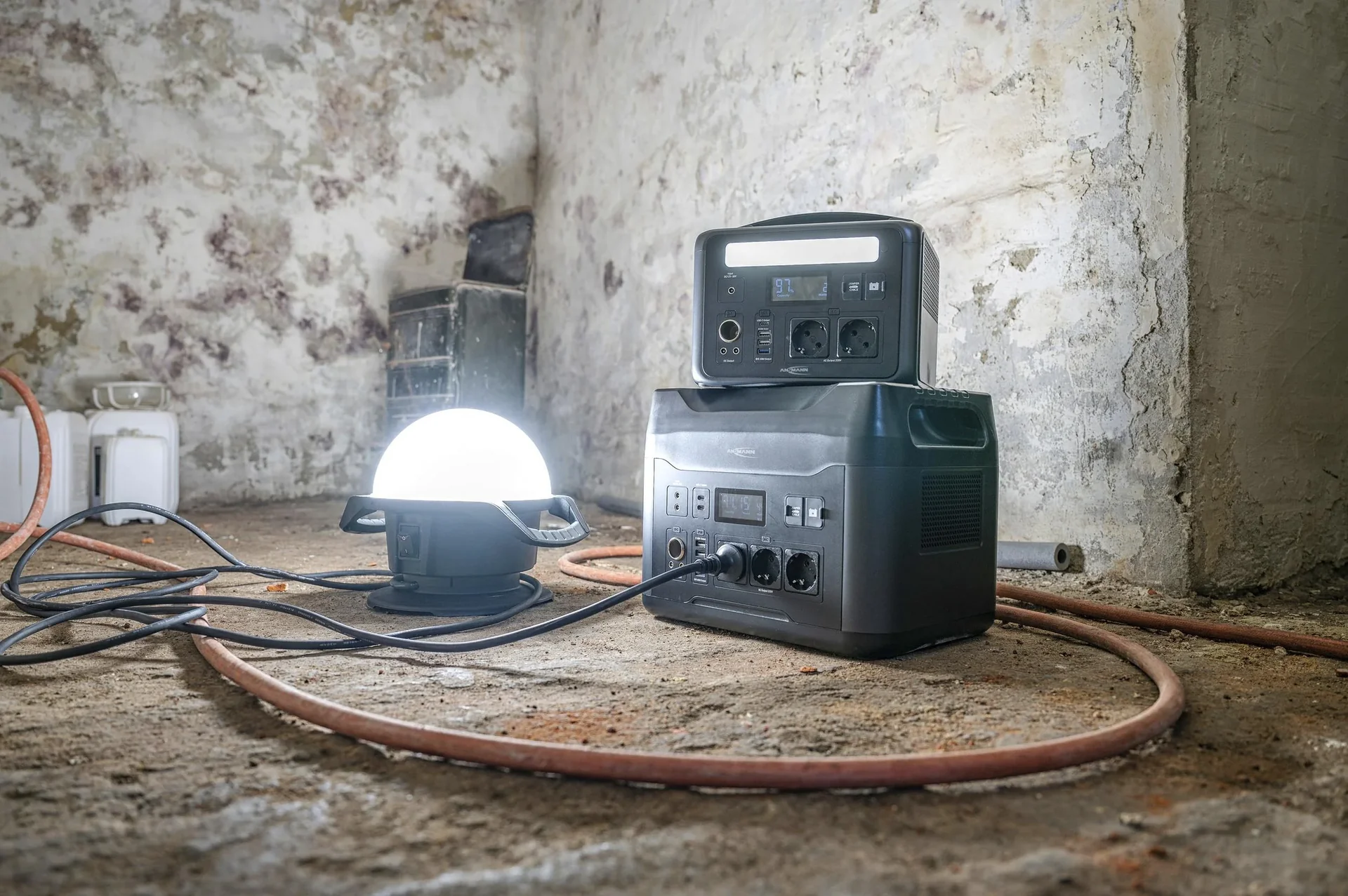 Powerstation mit LED Lampe, AC Steckdosen, Autosteckdose und USB, 600 Watt - 1