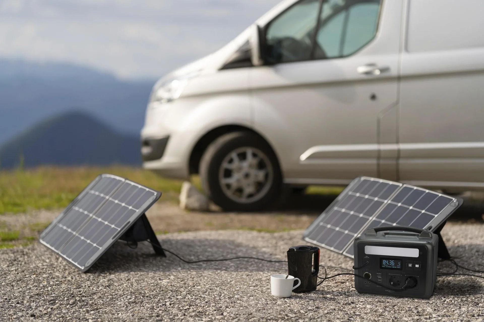 Powerstation mit LED Lampe, AC Steckdosen, Autosteckdose und USB, 600 Watt - 4