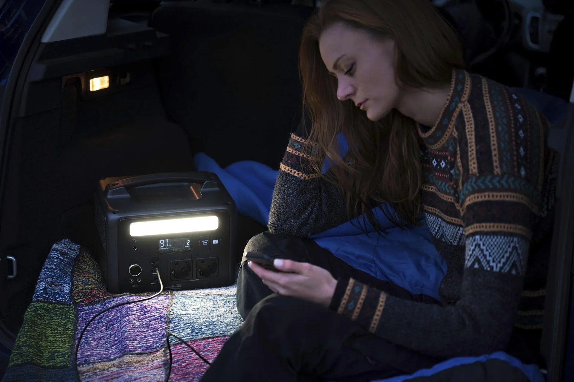 Powerstation mit LED Lampe, AC Steckdosen, Autosteckdose und USB, 600 Watt - 6