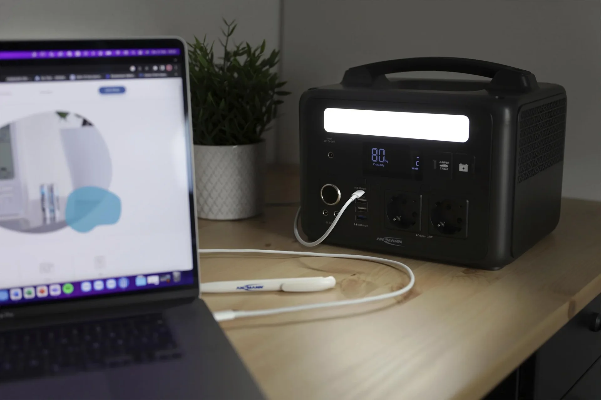 Powerstation mit LED Lampe, AC Steckdosen, Autosteckdose und USB, 600 Watt - 7