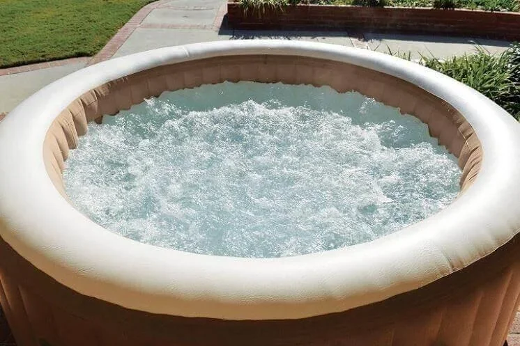 Bubble-Jacuzzi mit hartem Wasser - 1