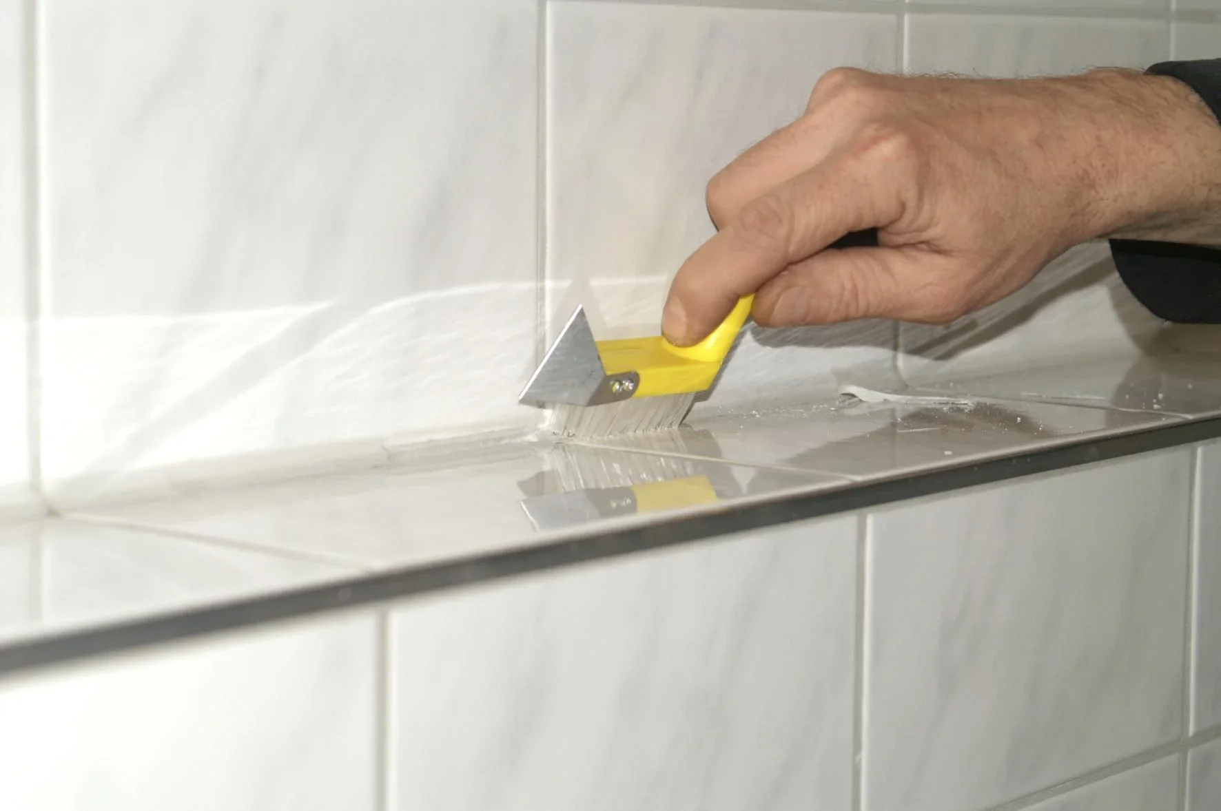 Fugenmesser mit beidseitig schneidender Klinge und Reinigungsbürste - 1