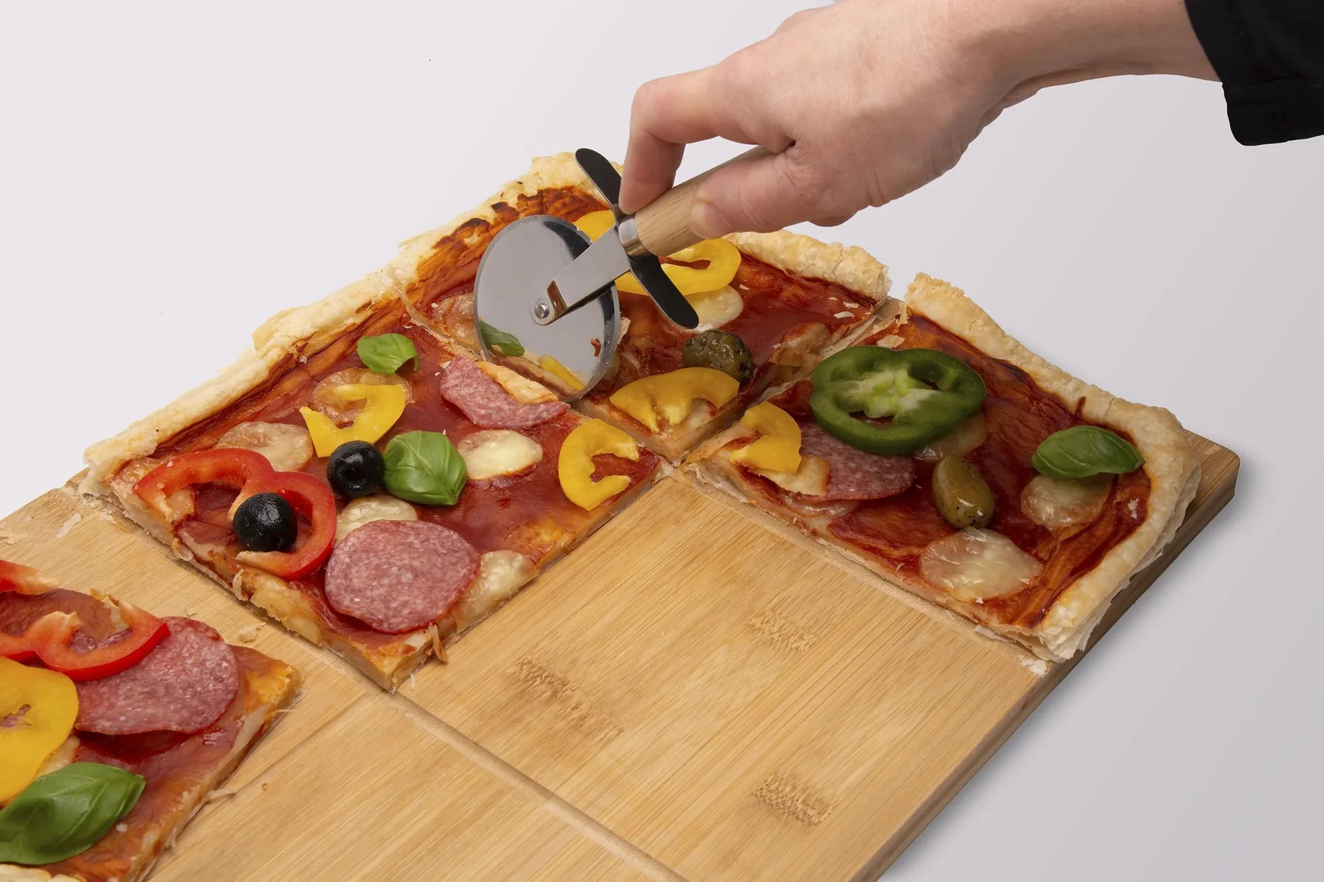 Pizzaschneidebrett mit Pizzaschneider - 0