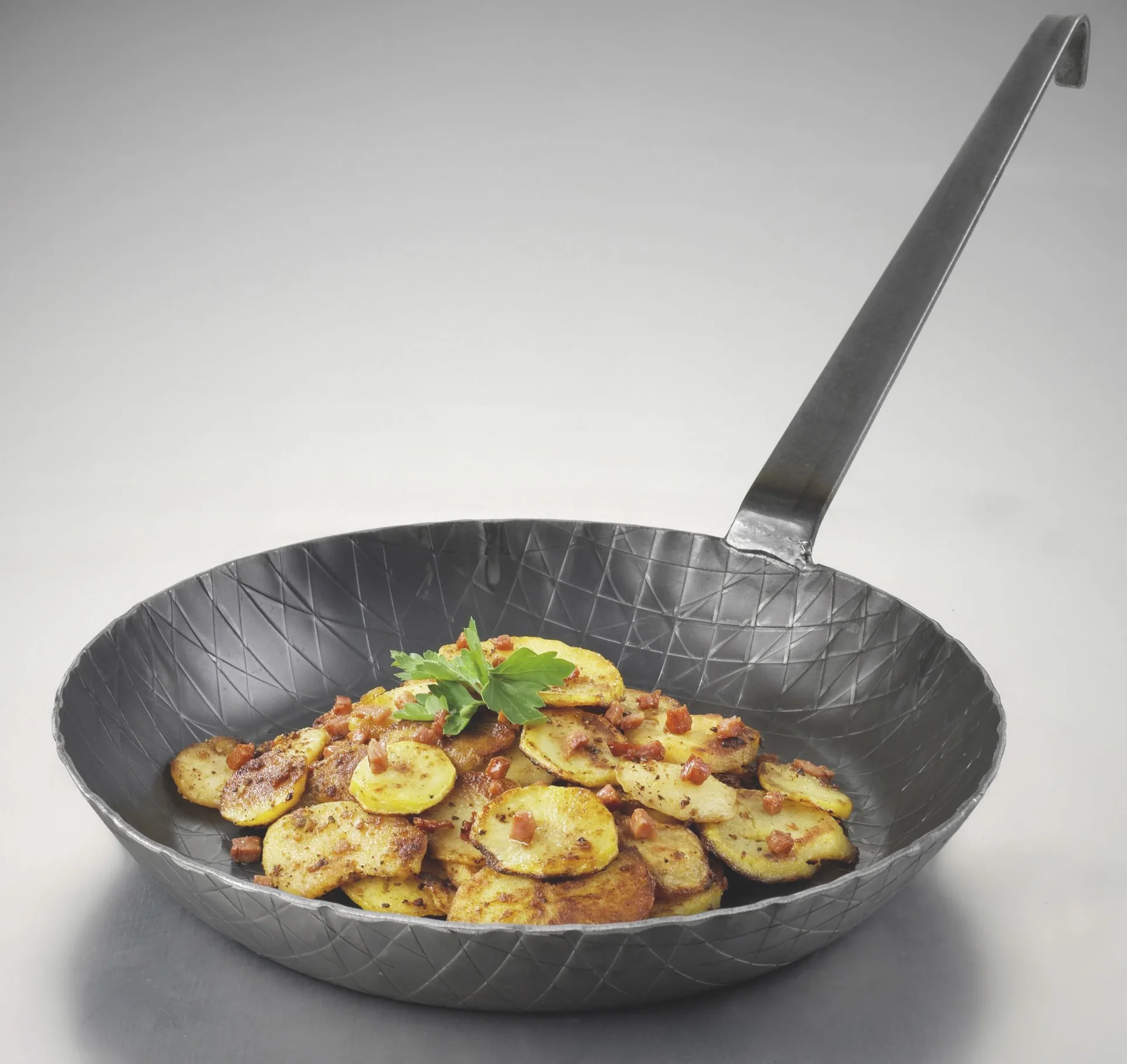 Schmiedeeiserne Bratpfanne, mit hohem Rand und Hakenstiel, Ø 28 x 4,2 cm - 0