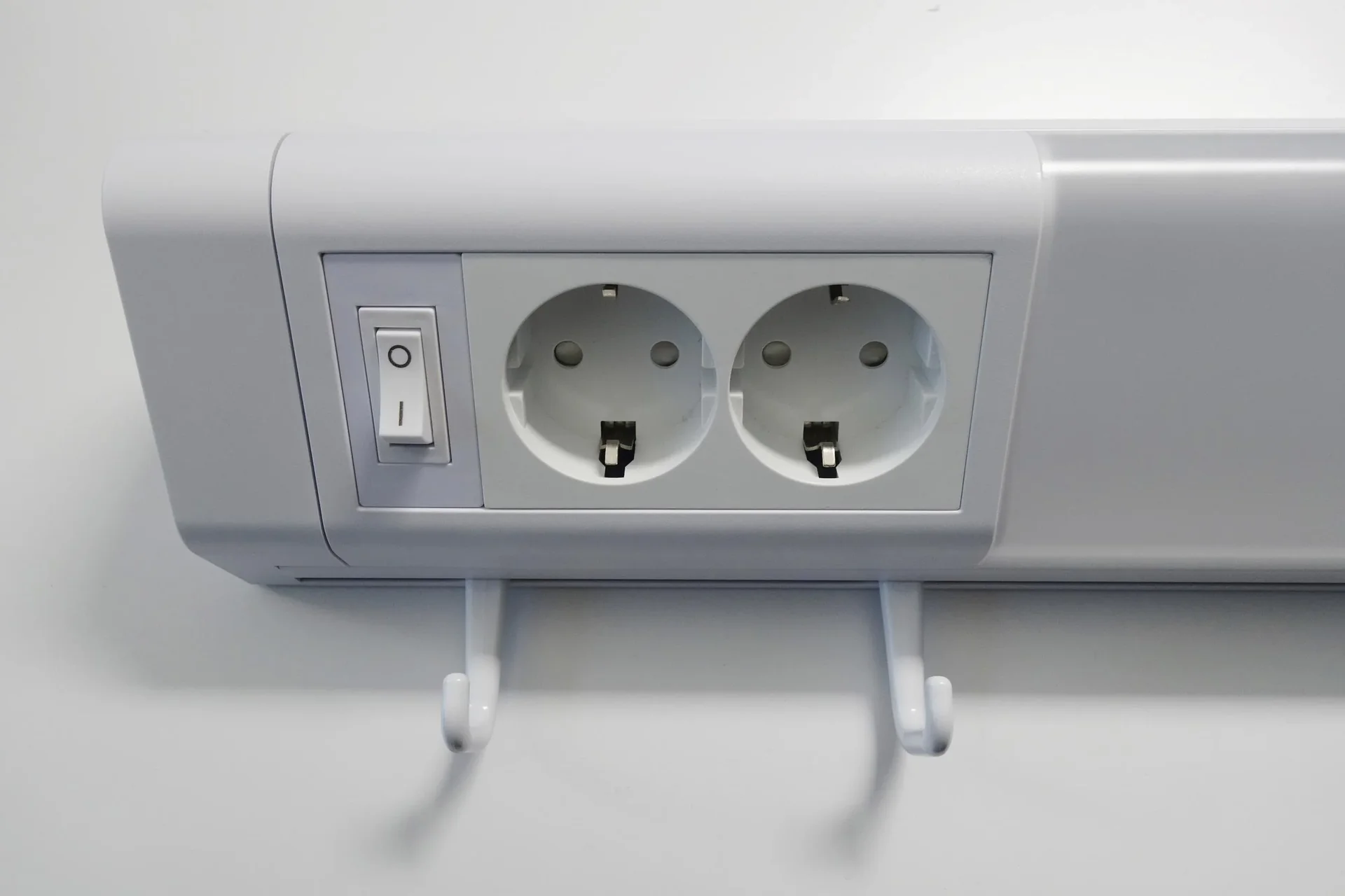 LED Unterbauleuchte in weiß mit 2 Steckdosen, 762mm - 0