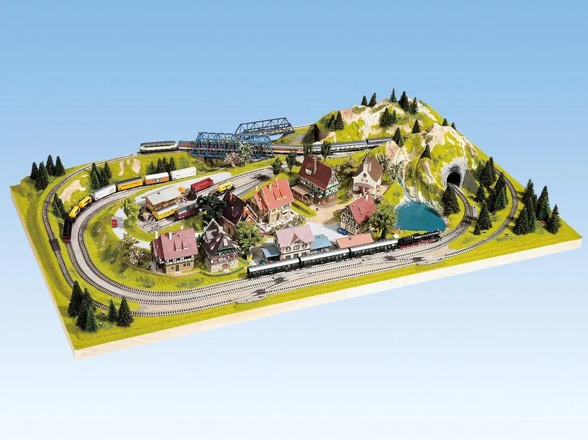 Fertiggelände Traunstein - 125 x 69 cm, ca. 18 cm hoch, Spur N,Z, koloriert und begrast, auf Holzrahmen - 0