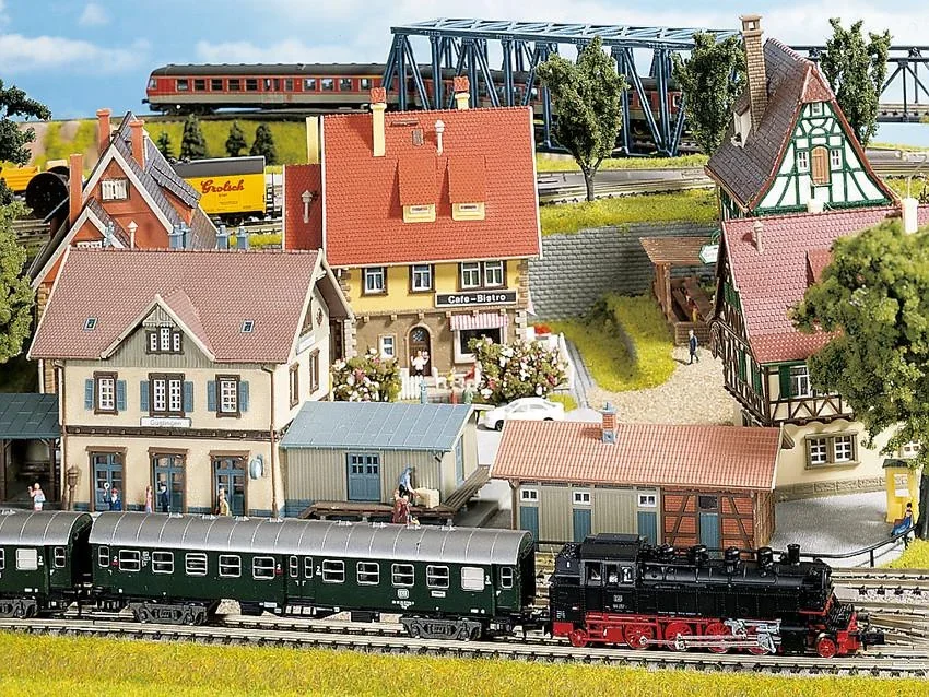 Fertiggelände Traunstein - 125 x 69 cm, ca. 18 cm hoch, Spur N,Z, koloriert und begrast, auf Holzrahmen - 1