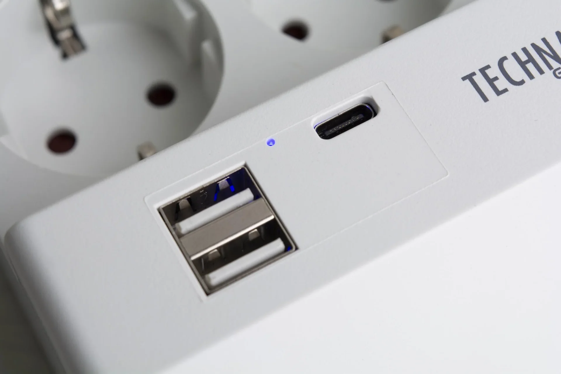 Tischsteckdose mit USB-A und Smartphone Ablage, 2-fach - 3