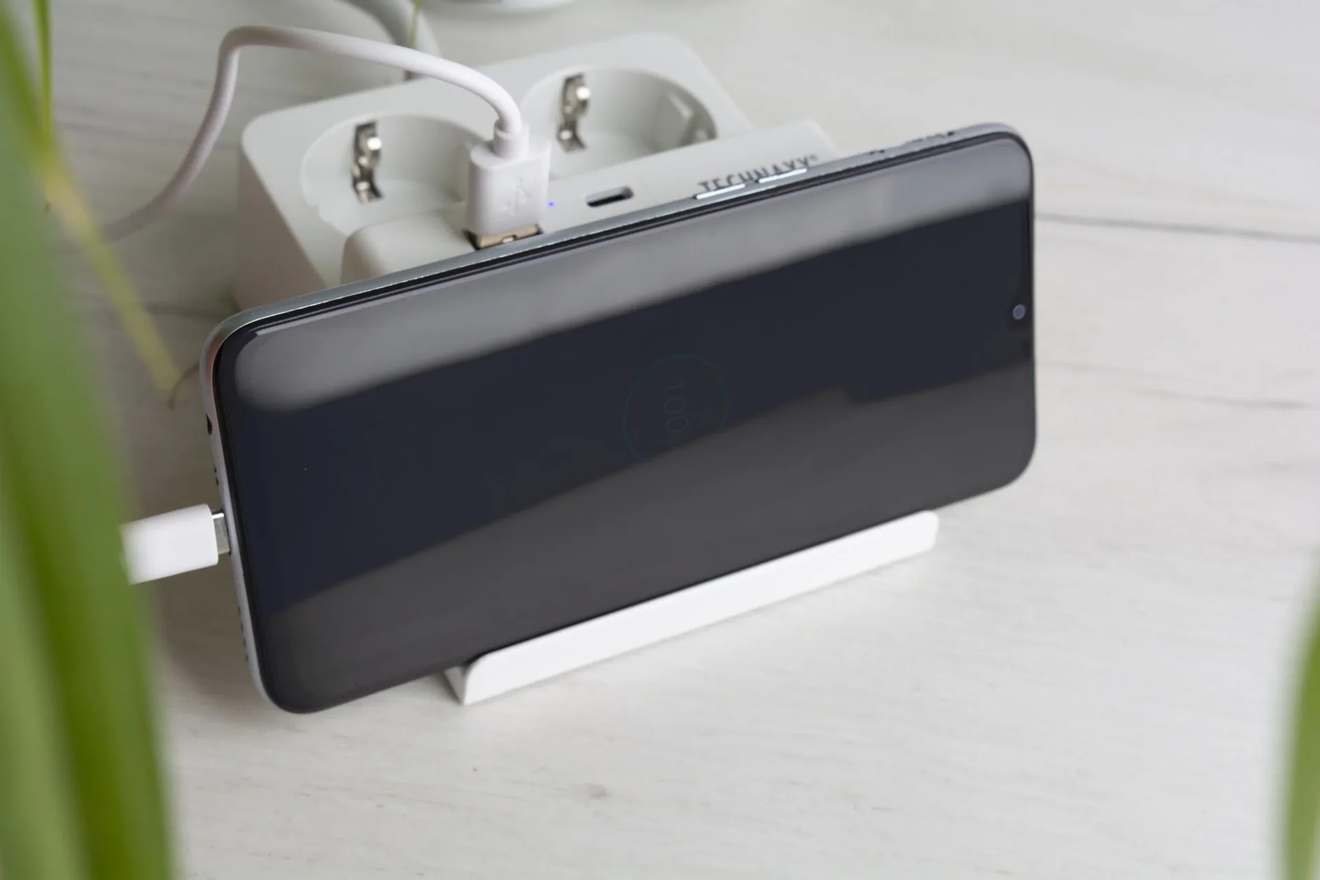 Tischsteckdose mit USB-A und Smartphone Ablage, 2-fach - 4