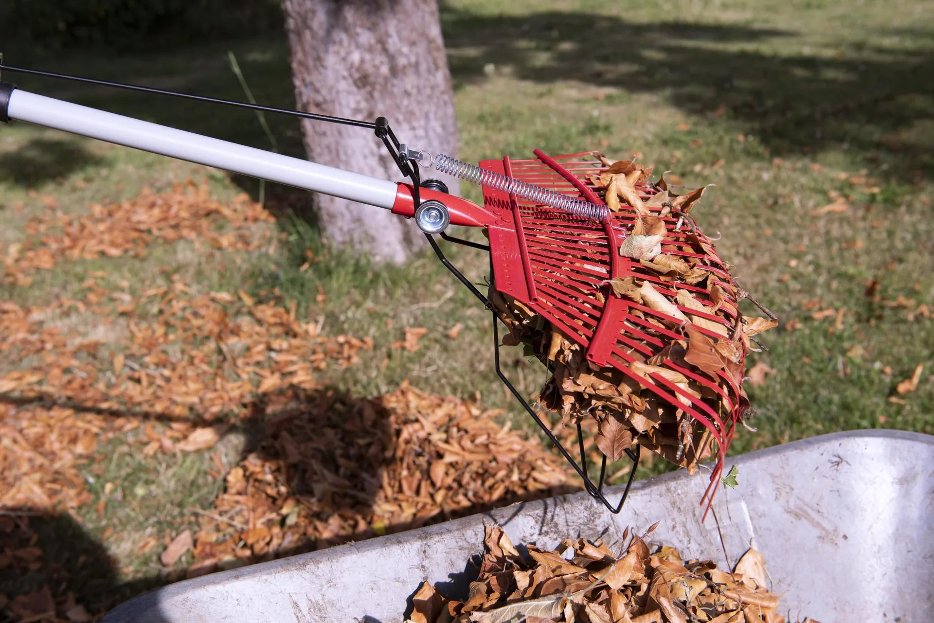 Rasenrechen mit Laubgreifer - teleskopierbar - mit 25 Zinken inklusive Gartensack 140 L - 0