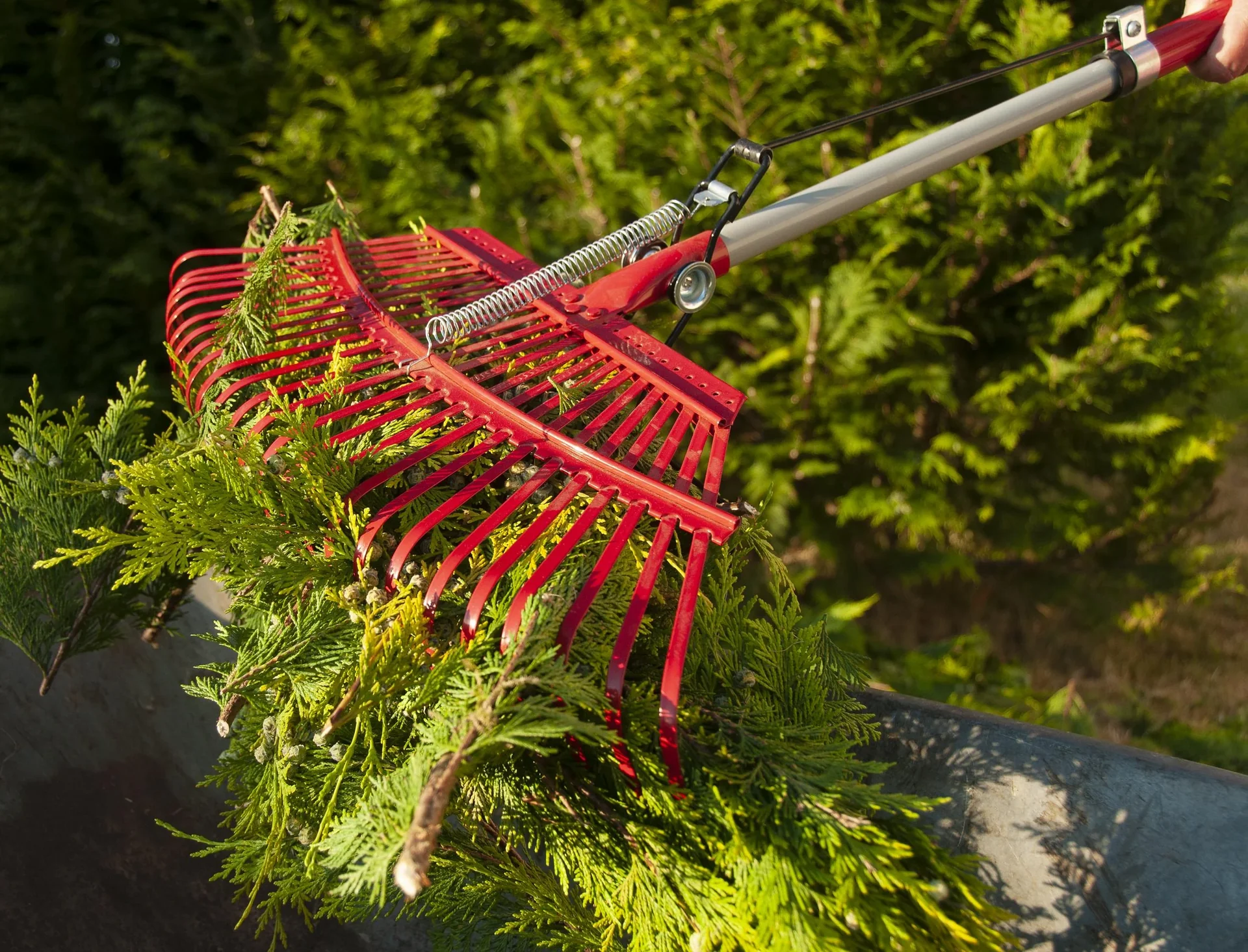Rasenrechen mit Laubgreifer - teleskopierbar - mit 25 Zinken inklusive Gartensack 140 L - 7