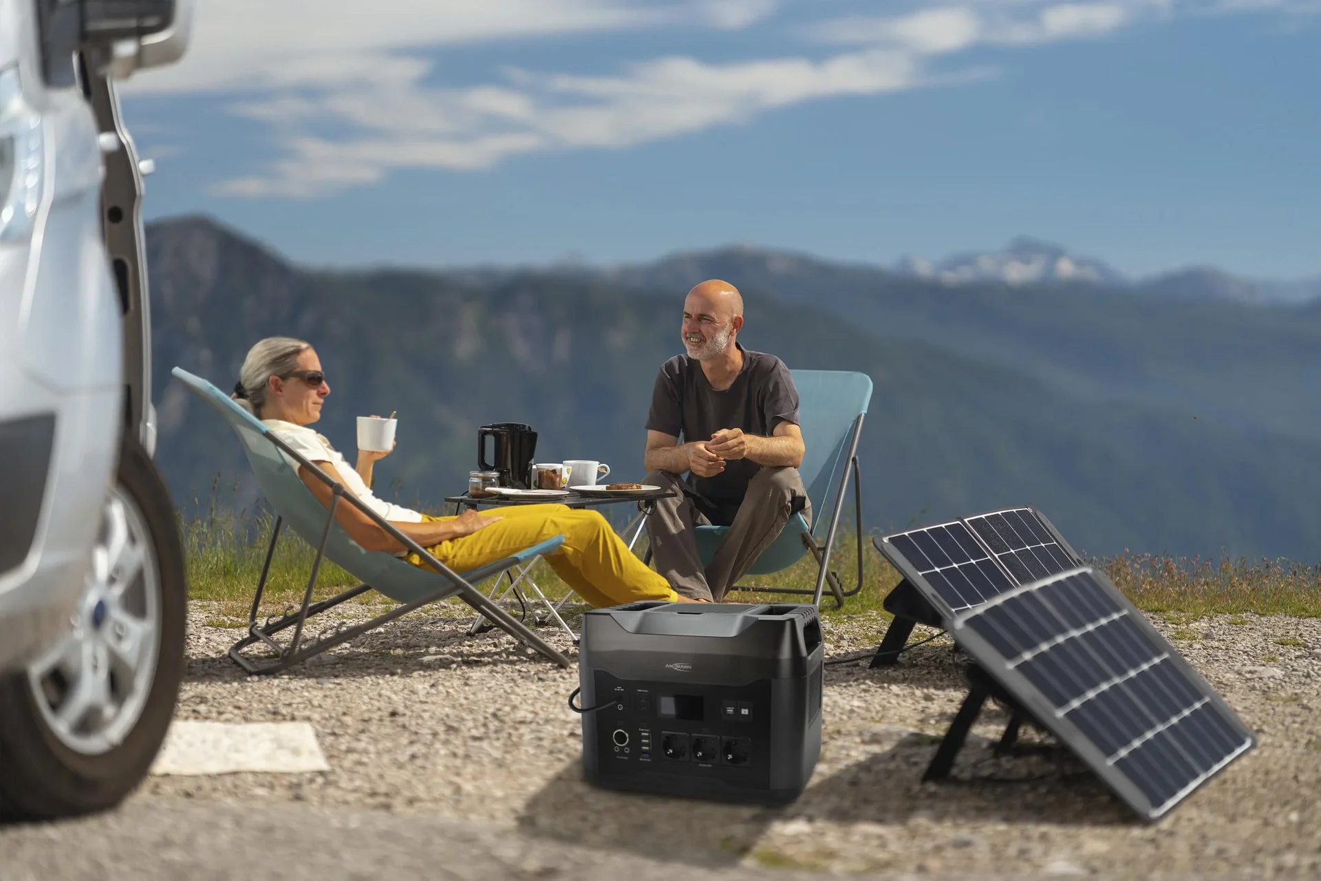 Powerstation mit LED Lampe, AC Steckdosen, Autosteckdose und USB, 2200 Watt - 2