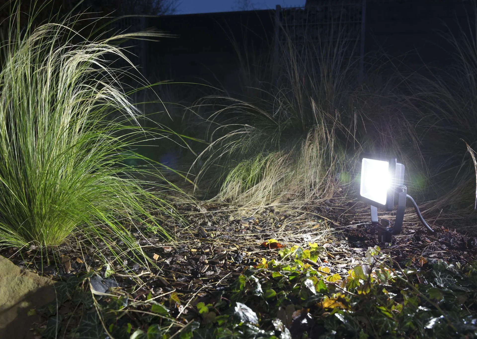 LED Flutlicht mit Erdspieß, 20 Watt - 7