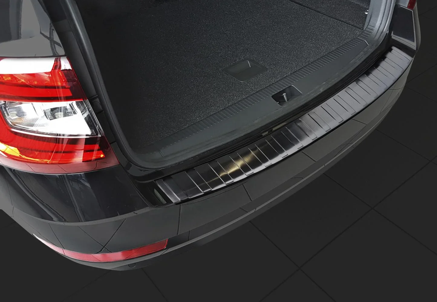 Ladekantenschutz Edelstahl für Skoda Octavia III Kombi FL - graphite / black, Baujahr FL 2016> - 1