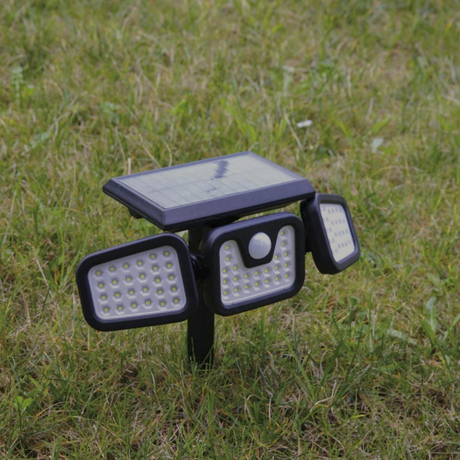 LED Solar Licht mit 3 ausrichtbaren Lichtfeldern und Bewegungsmelder - 1
