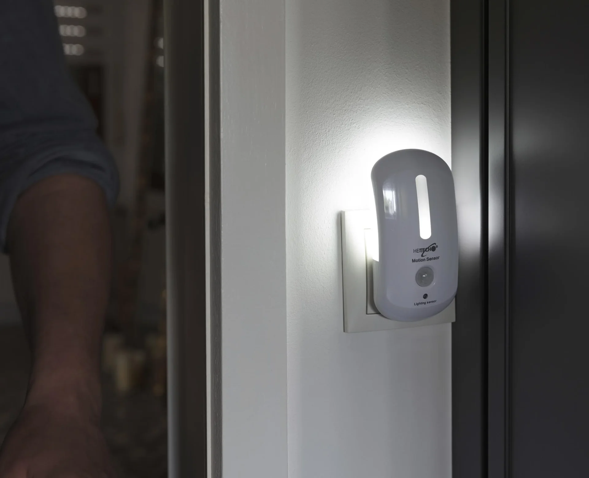 LED Nachtlicht mit Bewegungsmelder und Dämmerungs-Sensor - 0