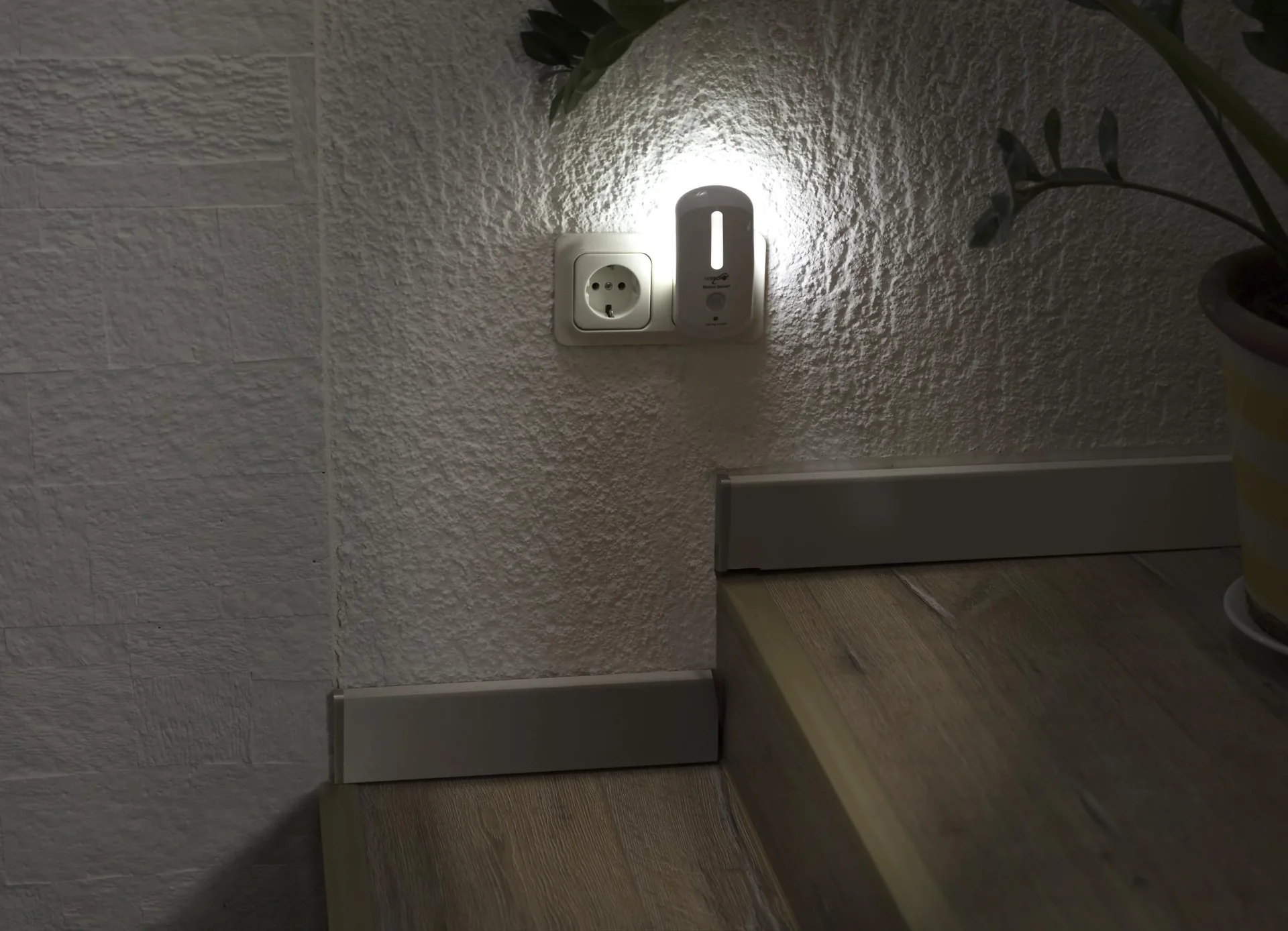 LED Nachtlicht mit Bewegungsmelder und Dämmerungs-Sensor - 1