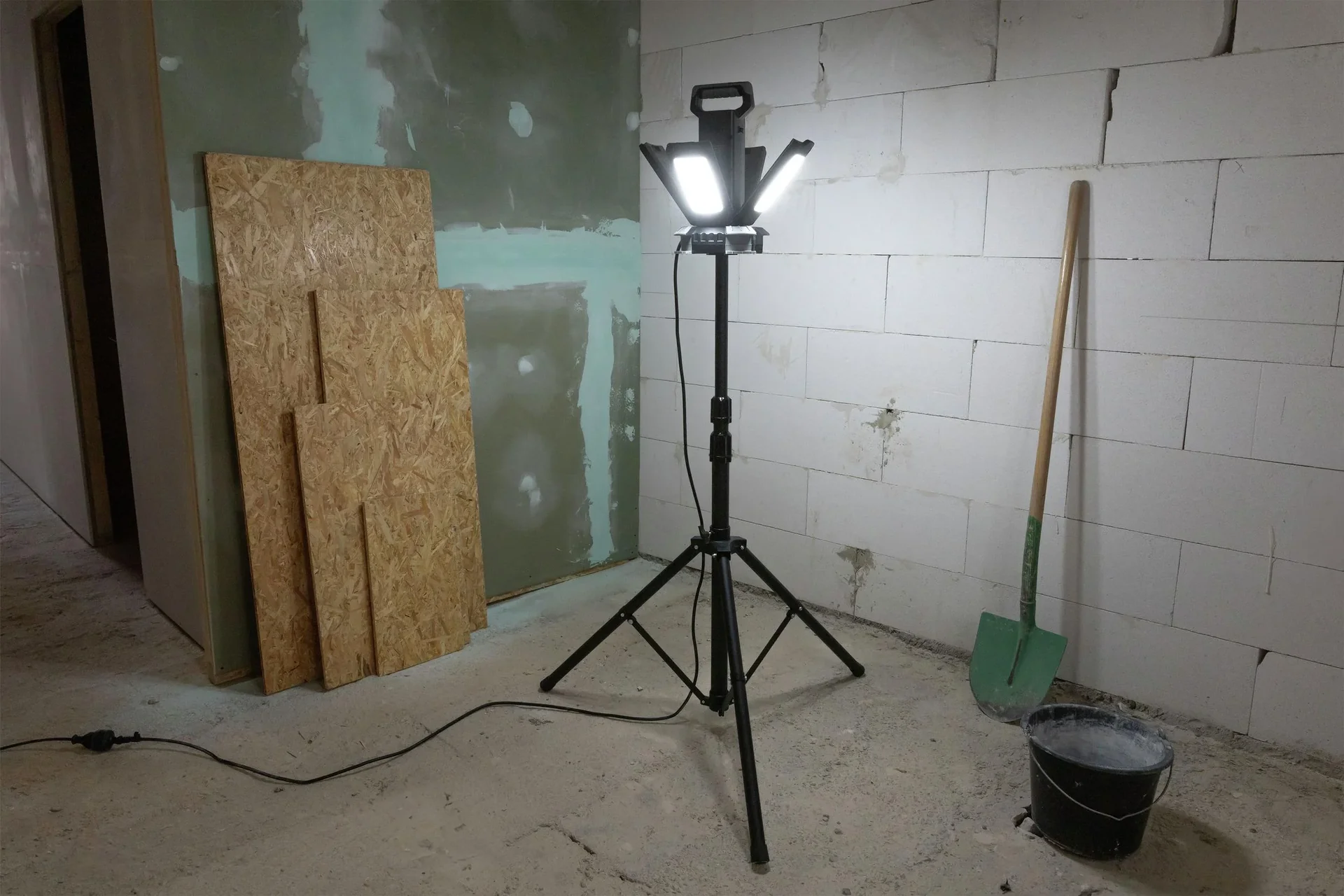 LED Arbeitsleuchte mit Stativ, 3 Helligkeitsstufen, wählbarer Farbtemperatur - 1