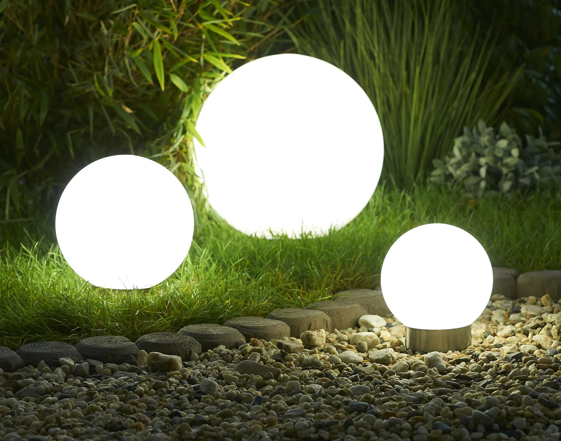 Solar Kugel mit weißer und Farbwechsel LED - 30cm - 0