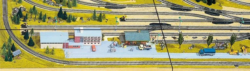 Vorfeld Anbauteil Drehscheibe - 100 x 40 cm, Spur H0, mit Auffahrtsrampe koloriert und begrast, auf Holzrahmen - 1