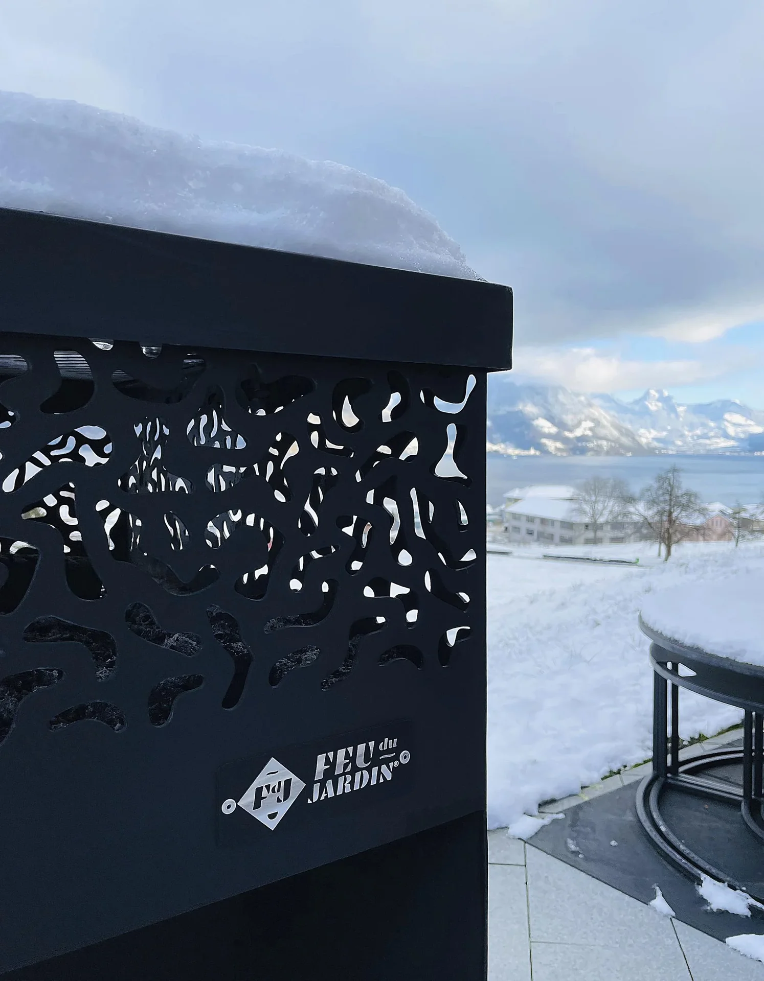 Grill CUBE 1000 schwarz mit Grillrost Ø38, Schwenkarm und Metallabdeckung - 1