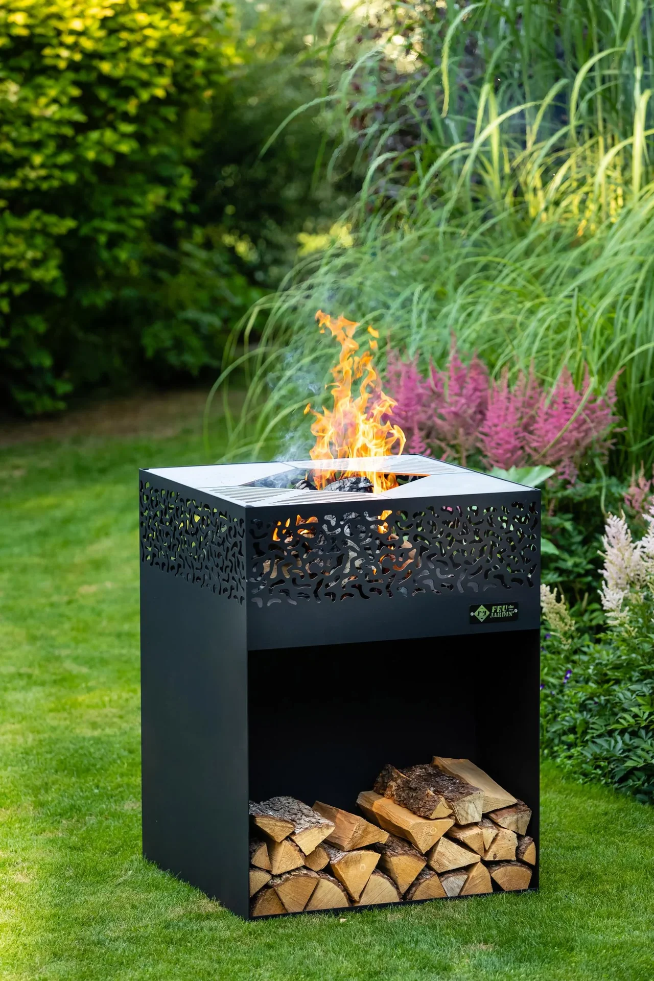 Grill CUBE 1000 schwarz mit Grillrost Ø38, Schwenkarm und Metallabdeckung - 2