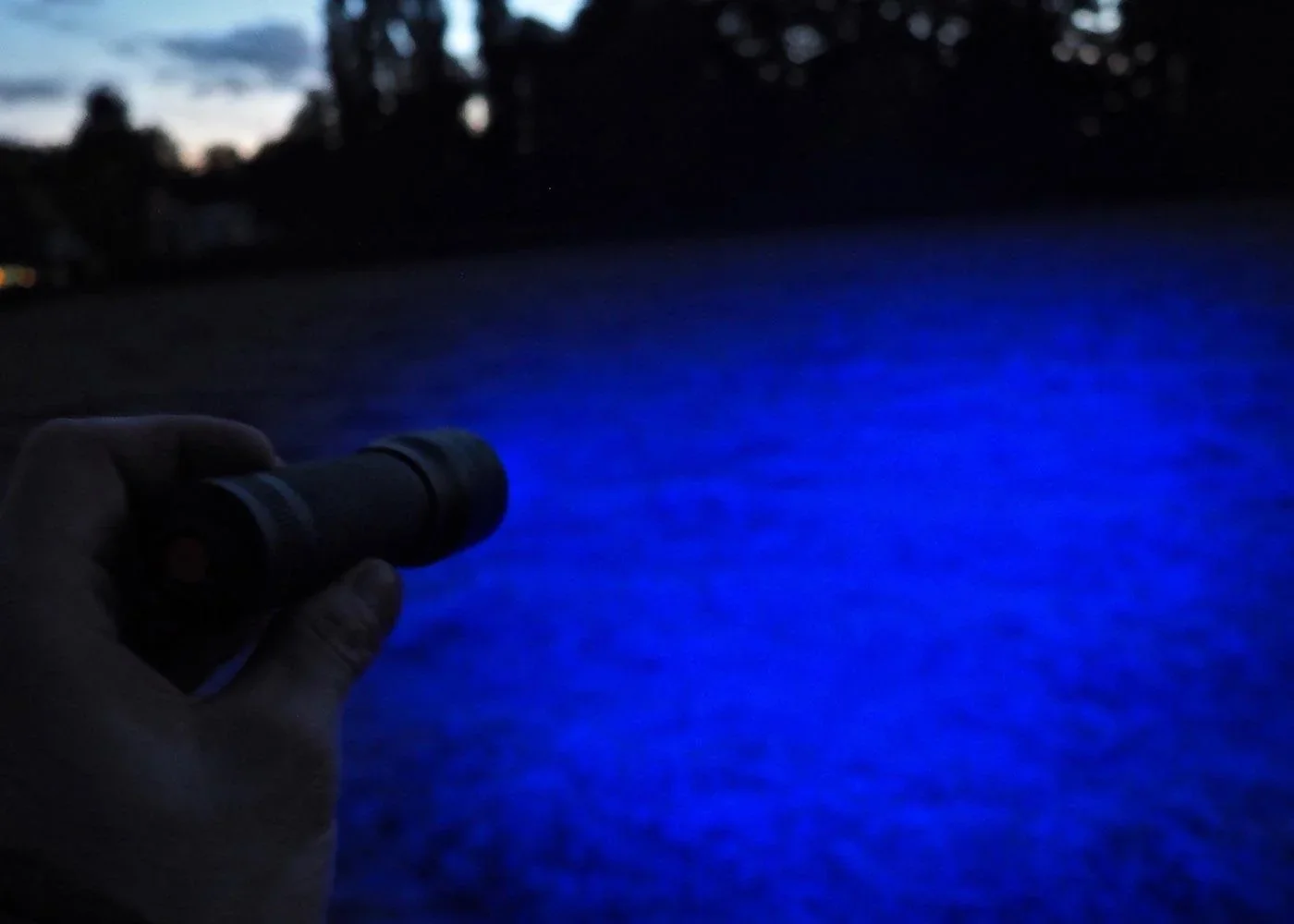 LED Taschenlampe P7QC mit 4 Lichtfarben - 1