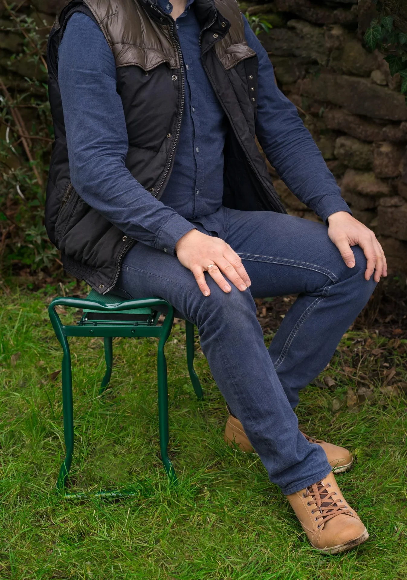 2 in 1 Sitz- und Kniebank - belastbar bis 150 kg - inklusive praktischer Werkzeugtasche - 10