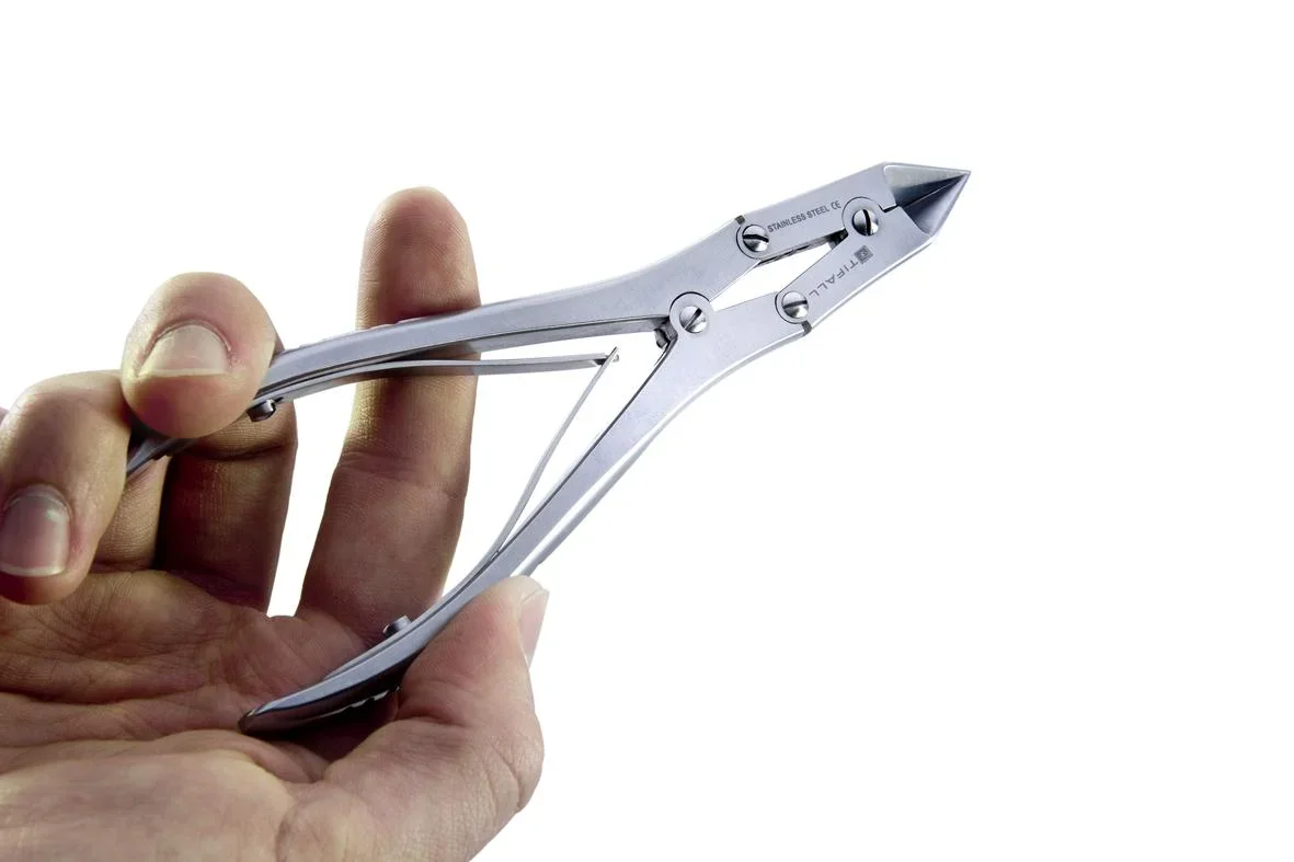 Eckenzange mit doppelter Übersetzung inklusive Etui und Nagelpfeile - 1