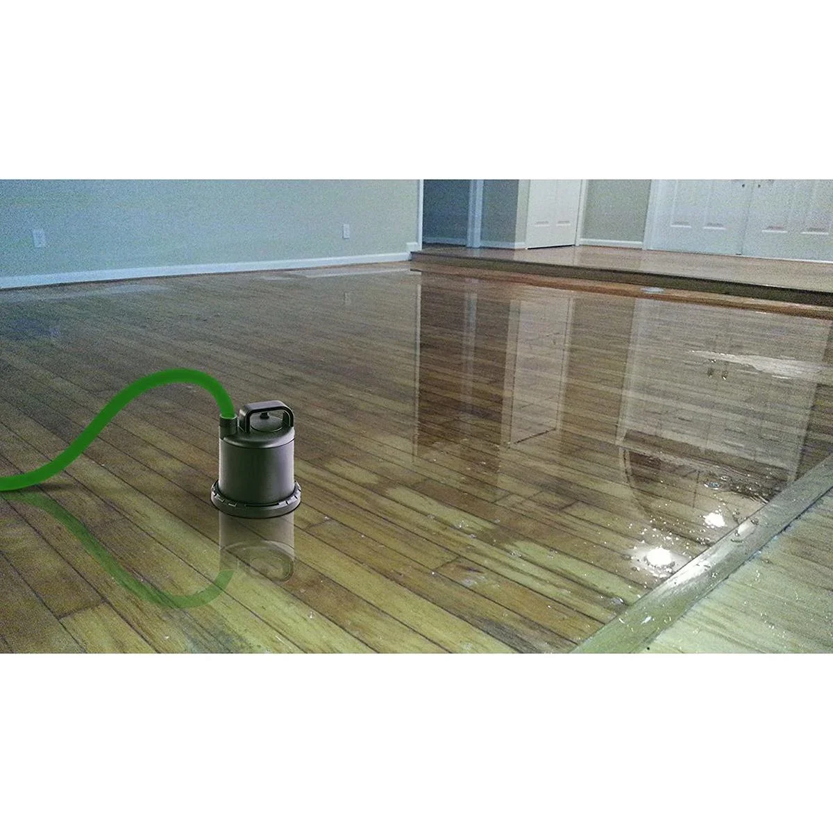 Flachwasser-Tauchpumpe E 160 NA, Ansaugung bis 3 mm, 90 Watt INCL-Gartenschlauch 15m, Düse, Armaturen und Hahn 1". - 1