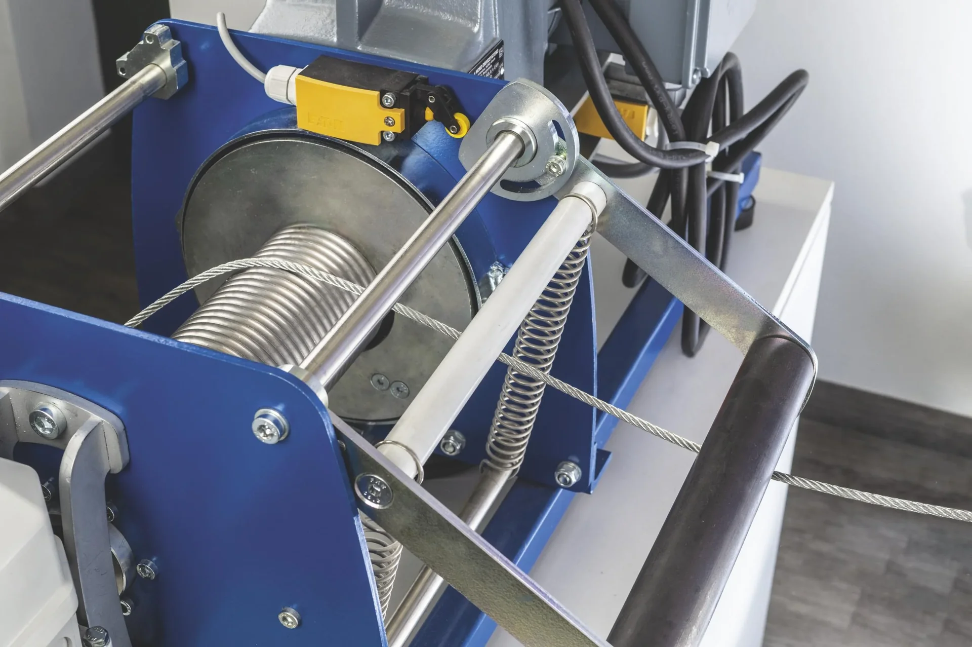 Elektro-Seilwinde PFW-C 250 einsatzfertig, max. 250 kg (1. Lage), 400V, 50 m Seil, IP55, Hubwinde für Materialtransport - 2