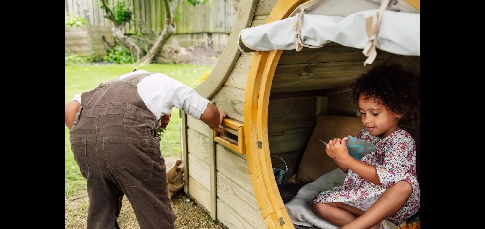 Discovery Nature Play Hideway, Outdoor-Spielhaus für Kinder aus Holz, Pflanzkübel, Malscheibe, Windspiel, natur - 0