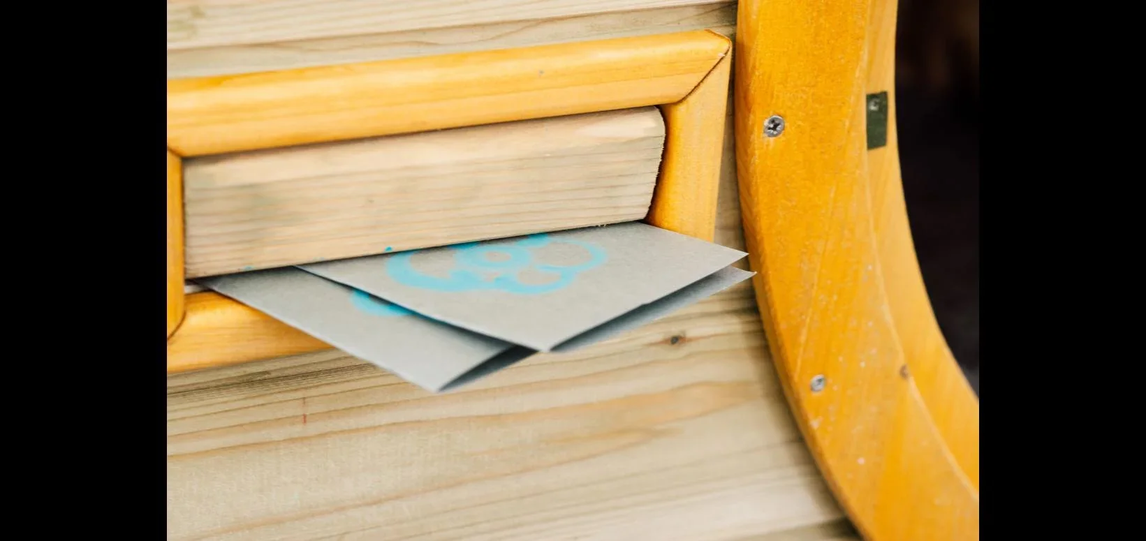 Discovery Nature Play Hideway, Outdoor-Spielhaus für Kinder aus Holz, Pflanzkübel, Malscheibe, Windspiel, natur - 3