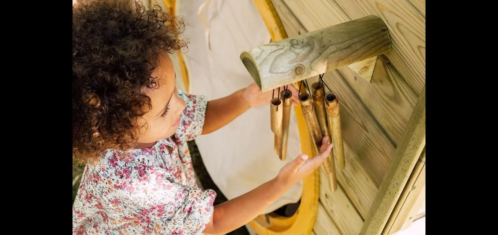 Discovery Nature Play Hideway, Outdoor-Spielhaus für Kinder aus Holz, Pflanzkübel, Malscheibe, Windspiel, natur - 9