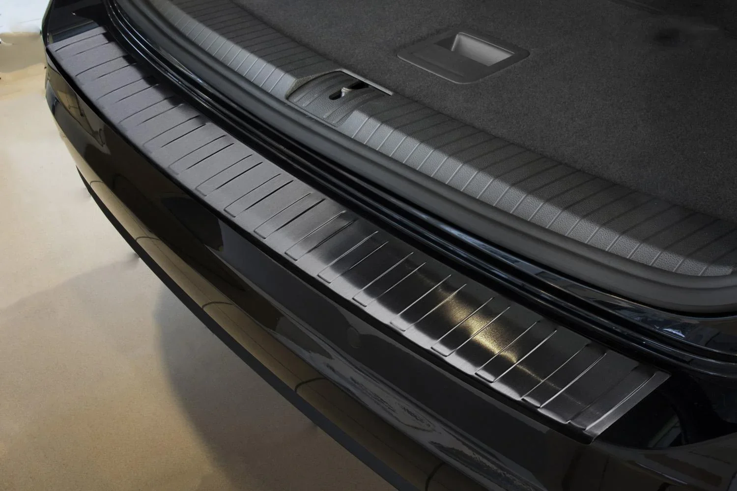 Ladekantenschutz Edelstahl graphite / black für VW Touran II/typ 5T, Baujahr 2015> - 1