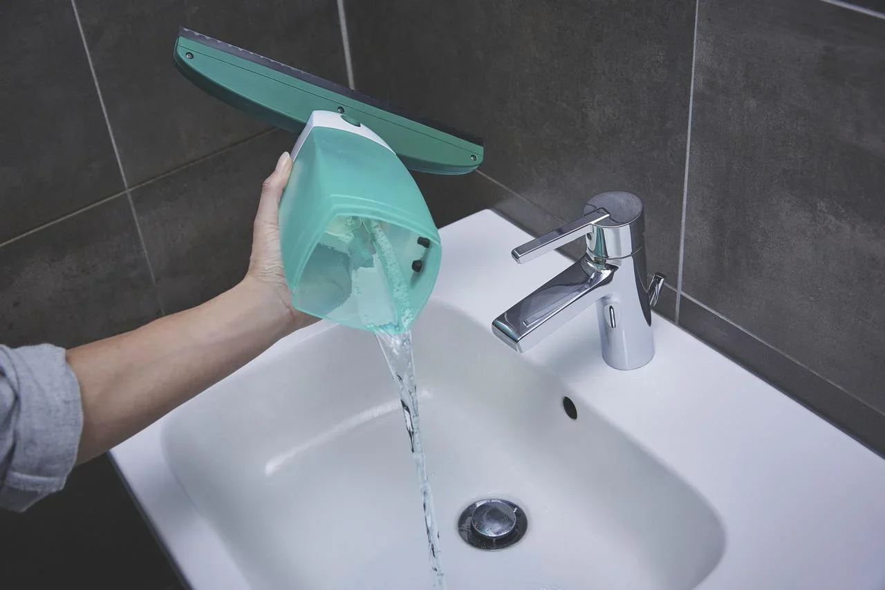 Akku-Fenstersauger "Dry & Clean" mit Spray, Stiel und Einwascher + GRATIS dazu Fensterspray 500 ml - 10