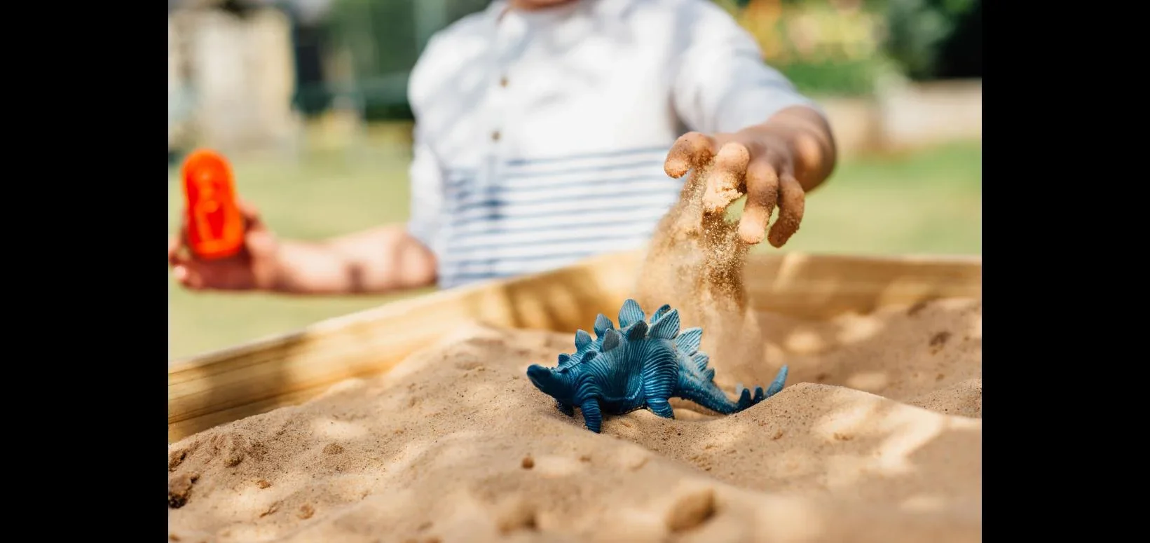 Sand- und Wassertisch Sandy Bay, Outdoor-Spieltisch für Kinder aus Holz, 2er Set, natur - 6
