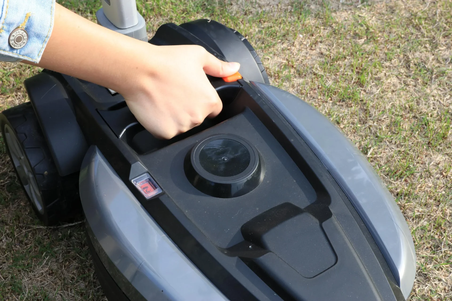 Akku-Rasenmäher, Akku-Grastrimmer und Akku-Heckenschere im Set - 0