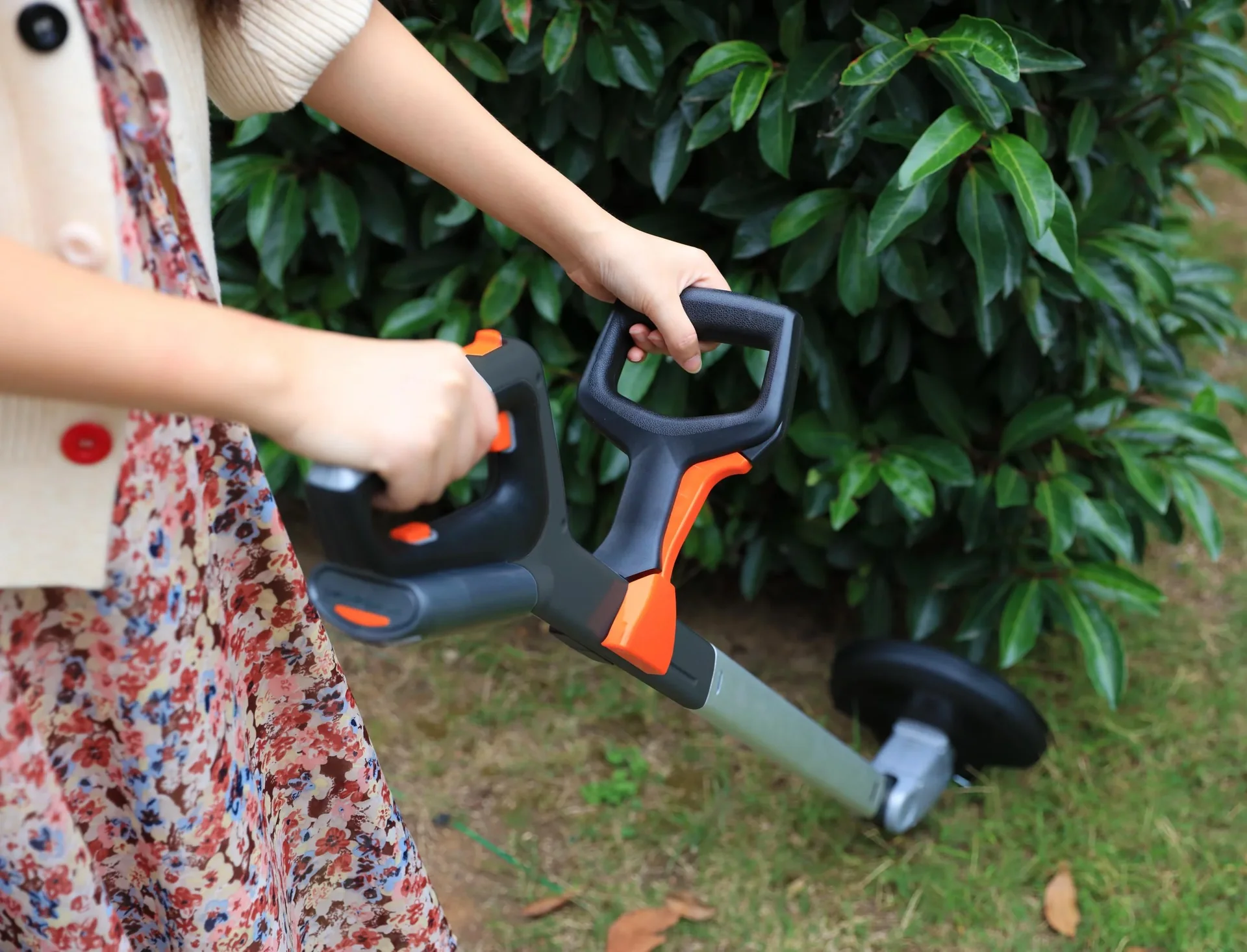 Akku-Rasenmäher, Akku-Grastrimmer und Akku-Heckenschere im Set - 1