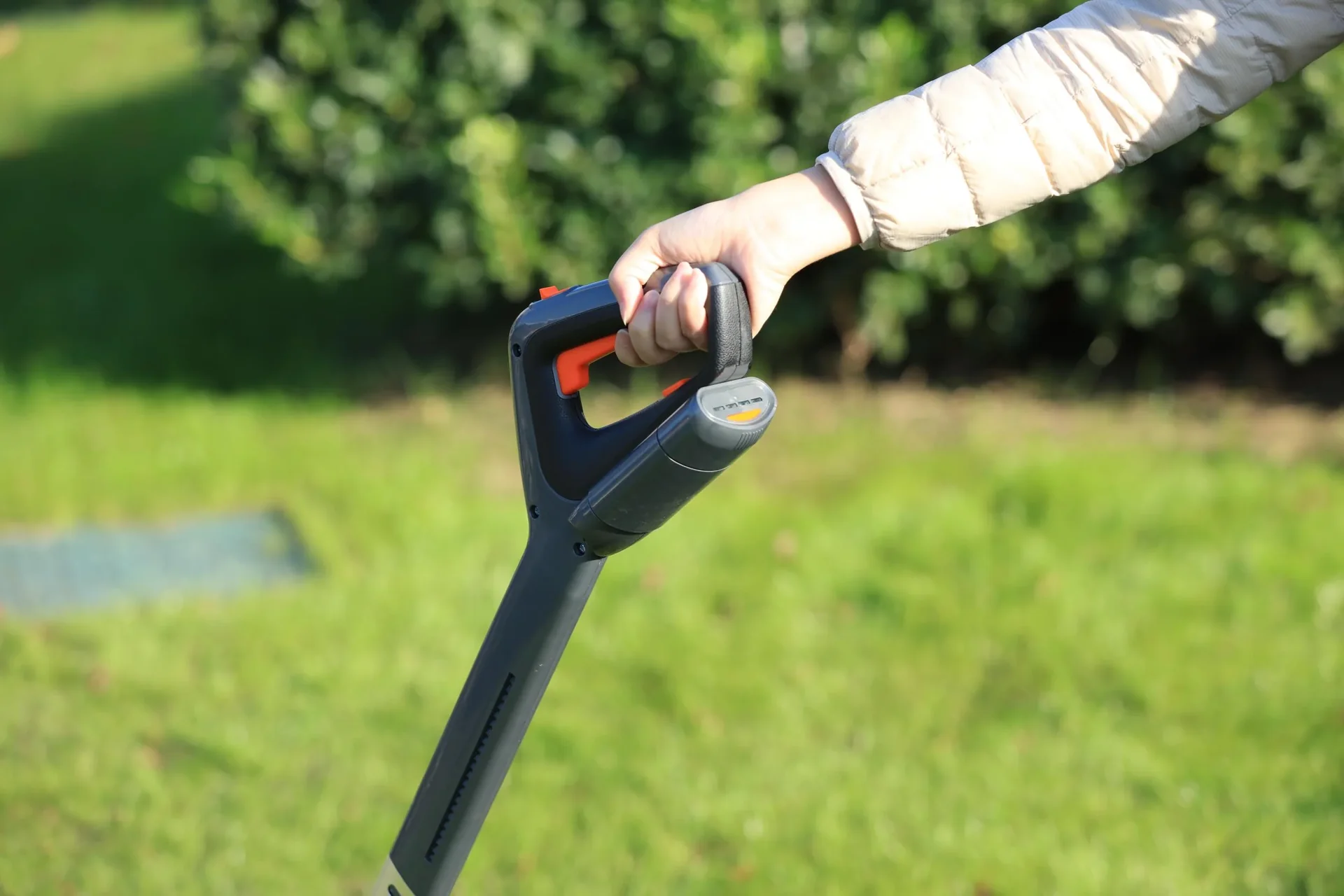 Akku-Rasenmäher, Akku-Grastrimmer und Akku-Heckenschere im Set - 2