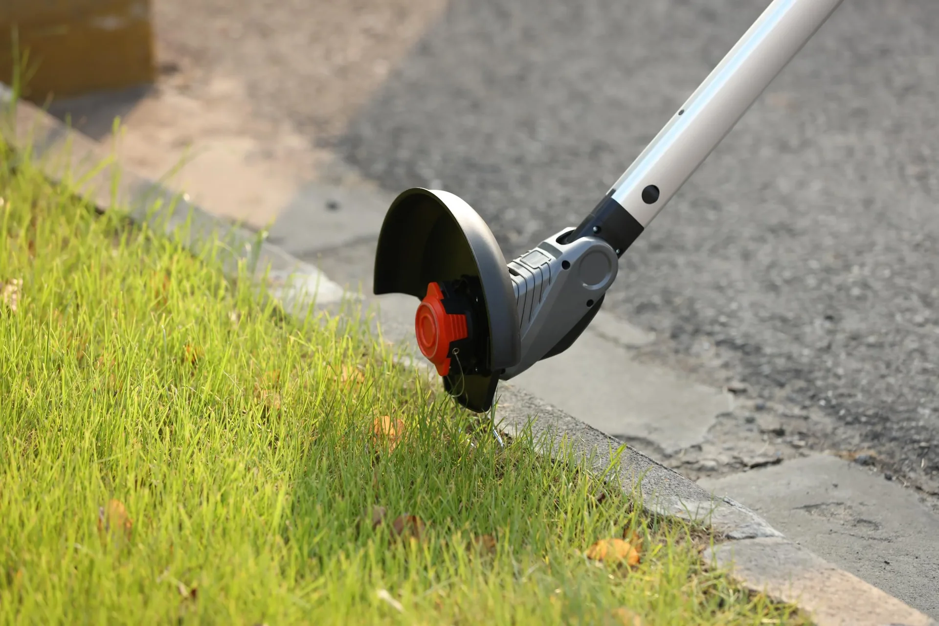 Akku-Rasenmäher, Akku-Grastrimmer und Akku-Heckenschere im Set - 5