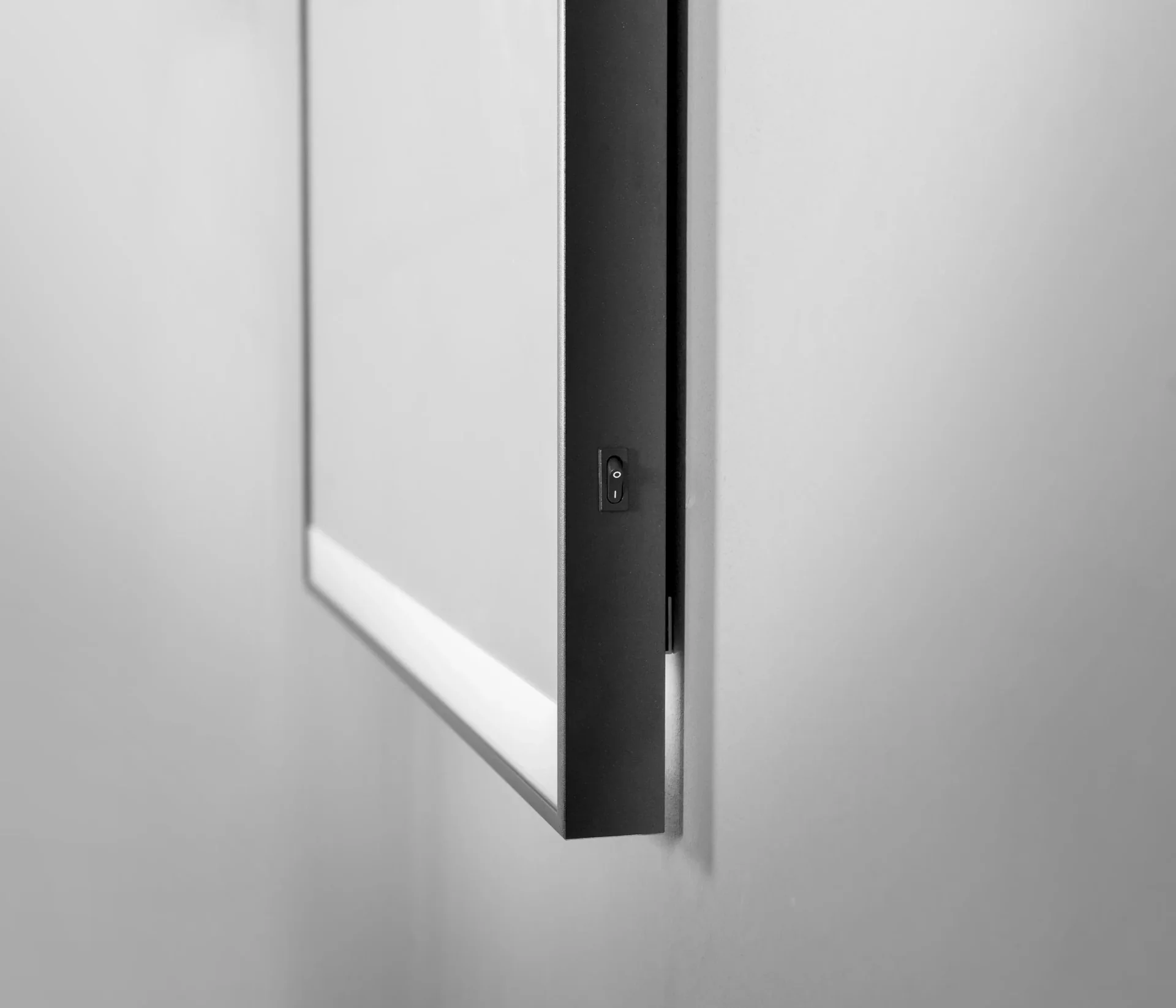 Badezimmerspiegel mit Beleuchtung, "Black Shine" - 80 x 60 cm - horizontale und vertikale Aufhängung - 0