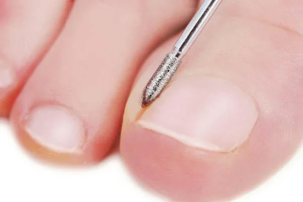 Maniküre/ Pediküre Set mit Netzgerät und verschiedenen Aufsätzen - 2