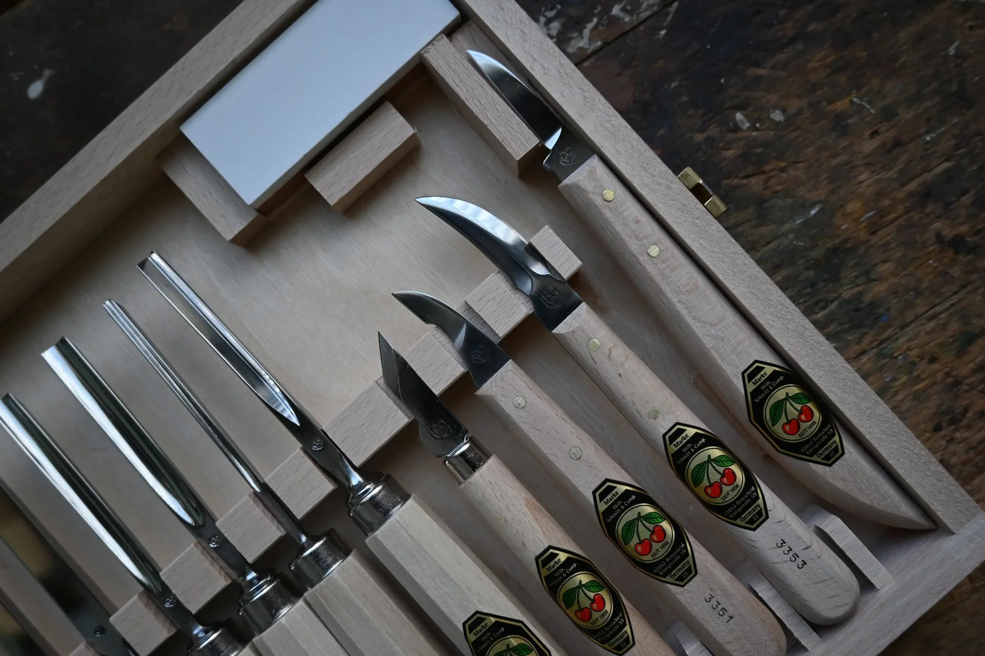 Schnitzgarnitur im Holzkasten 11 tlg. - 1